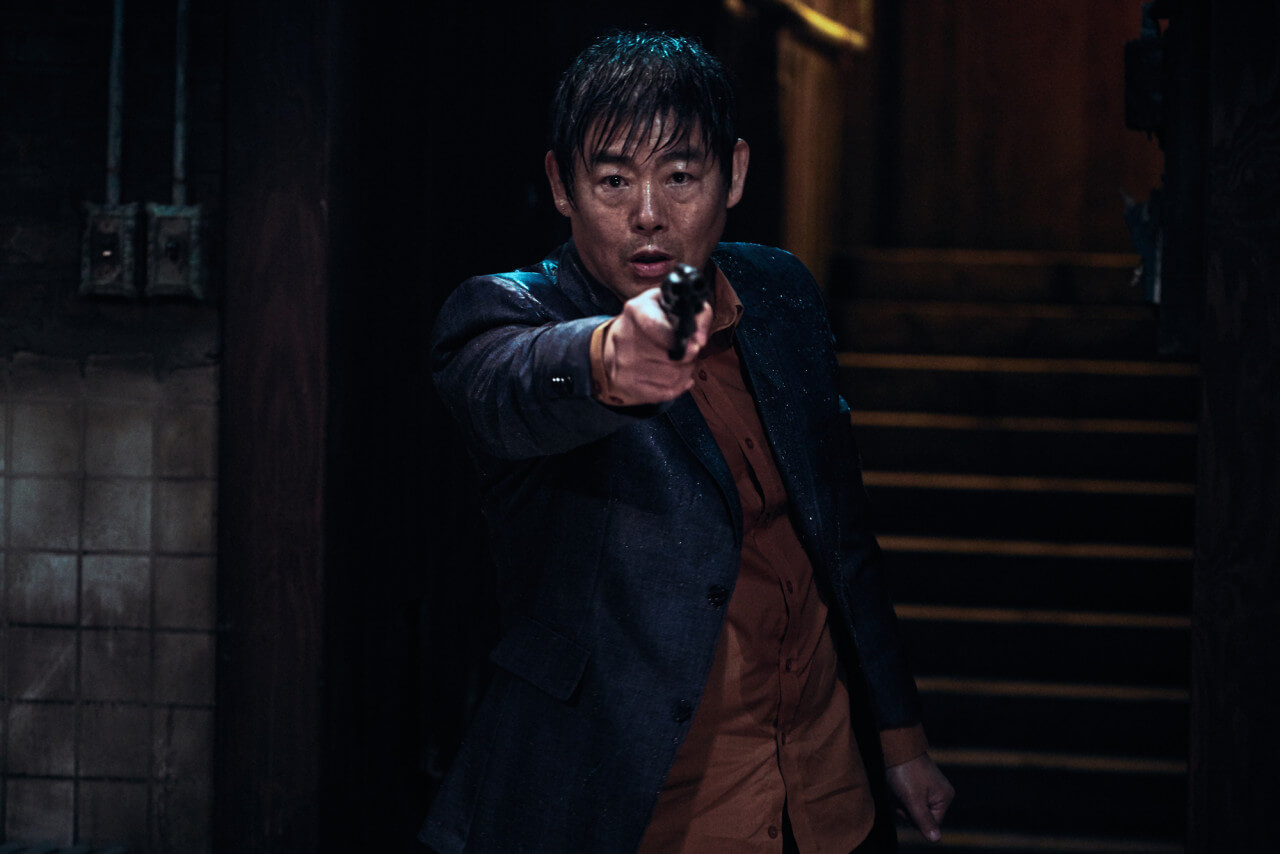 총을 겨누고 있는 남자