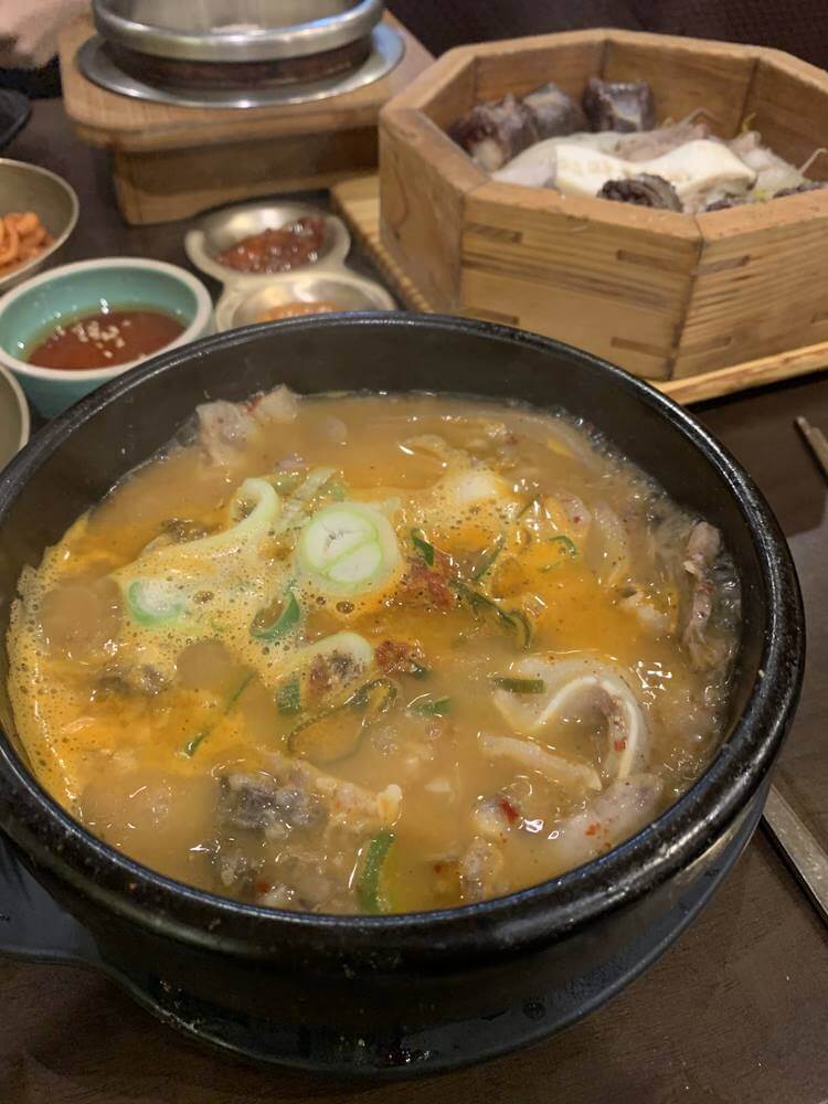 붉은 국물의 순대국