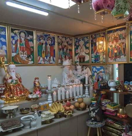 김포 천명암 신당에 놓인 신령님들 불상