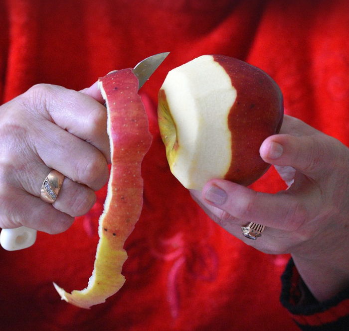 사과는 껍질을 제거하고 먹기