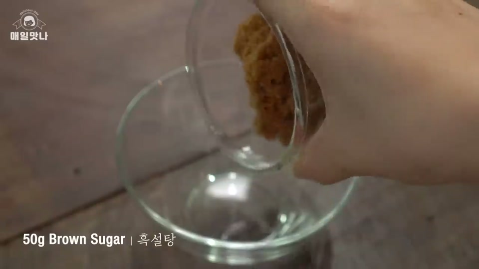 흑설탕, 땅콩분태, 시나몬가루를 섞어 고물을 만드는 장면