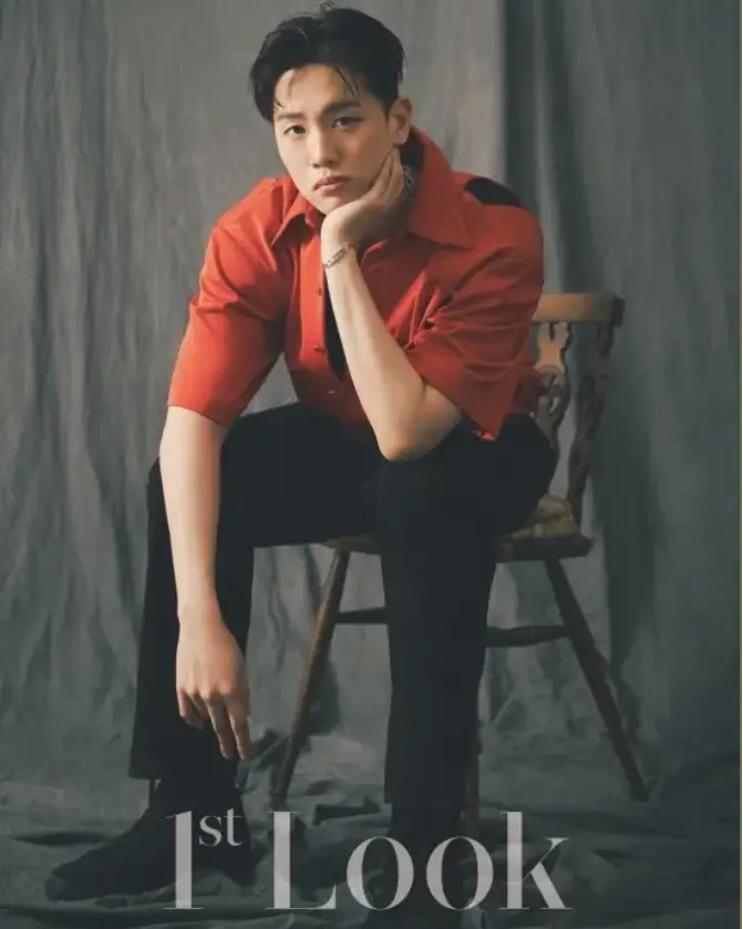 솔로지옥3-
나무의자위 검은색 바지 빨간 반팔셔츠를 입고 왼손으로 얼굴을 괴고 정면을 바라보는 한해