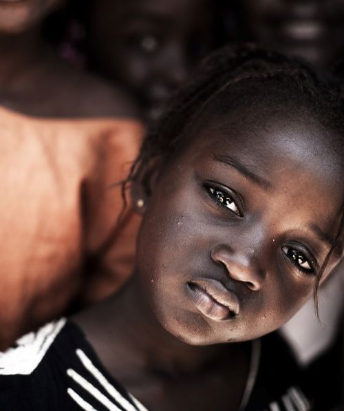 곧 울음을 터트릴 것 같은 얼굴의 흑인 여자 아이 사진