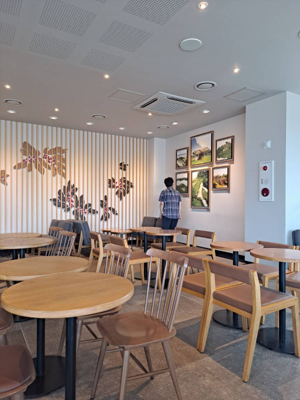 스타벅스 2층 액자들