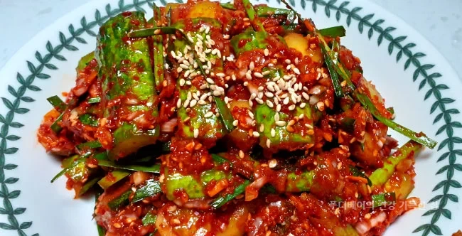 그릇에-담겨있는-아삭하고-칼칼하고-매콤한-오이김치