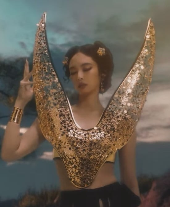 제니, 전통을 입다 &ndash; '젠(ZEN)' 뮤직비디오 속 신라 금관