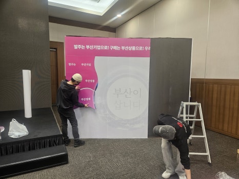 퍼즐판에 자석으로 붙였다 뗄 수 있도록 제작된 초대형 자석퍼즐 조각