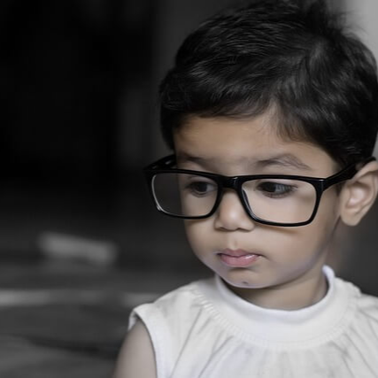 안경 착용한 아이