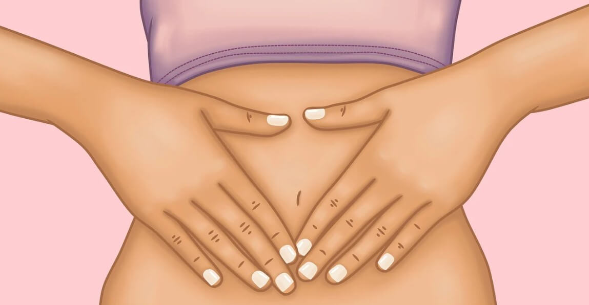 배 부위를 두손으로 감싸고 있는 여성