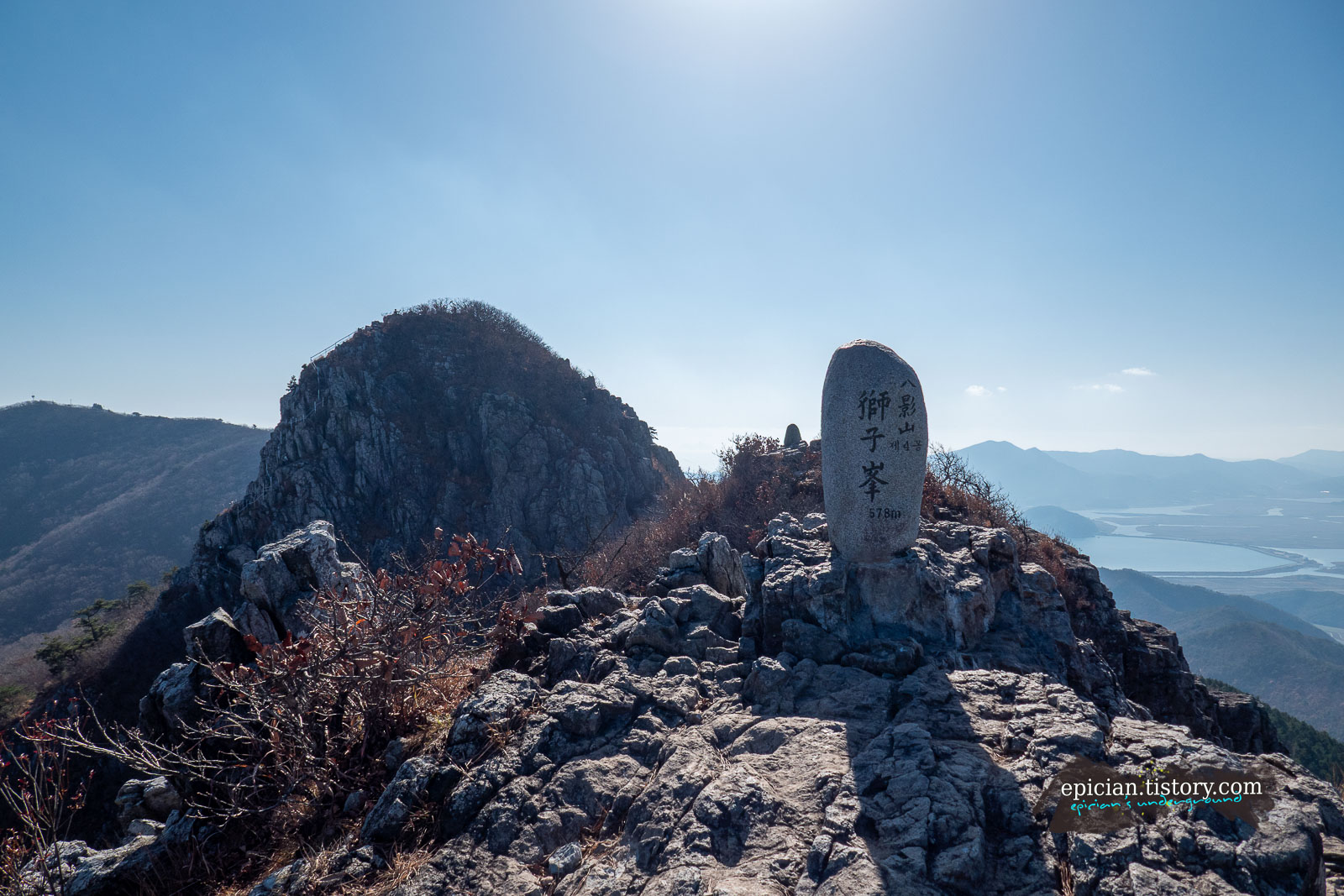 사자봉 정상석 뒤로 보이는 두류봉