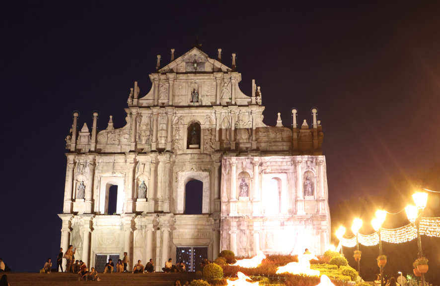 화려한 조명아래 성 바울 성당 야경