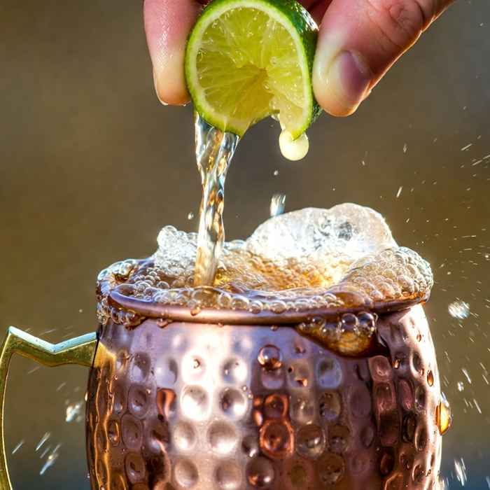 구리 잔에 진저비어를 부어 탄산감을 살리는 자메이칸 뮬 제조 과정