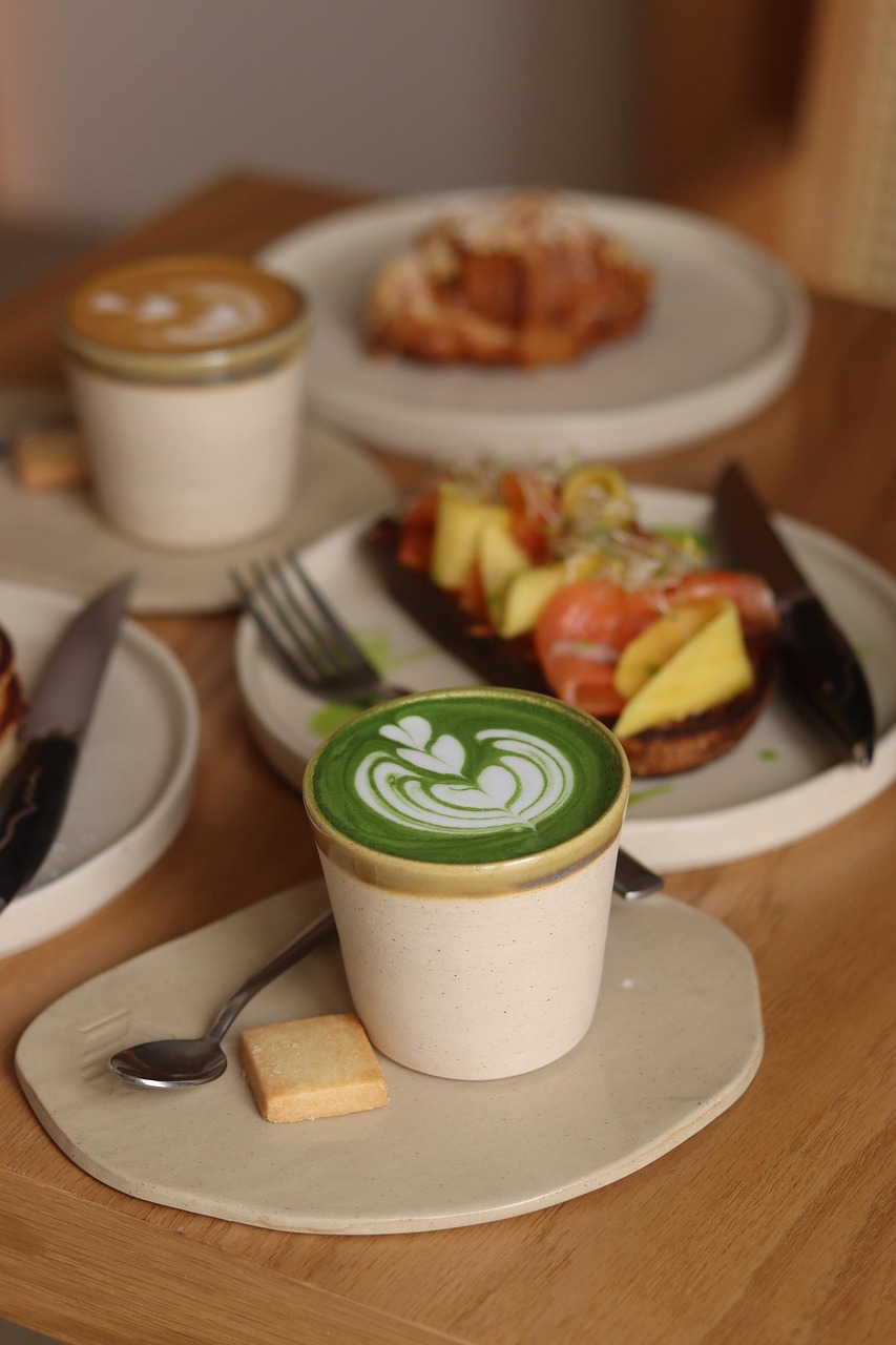 말차와 디저트 들이 테이블에 놓여있는 사진