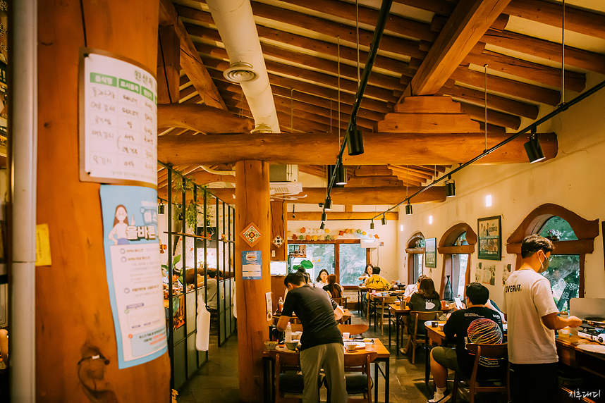 청평 돌짜장 내부