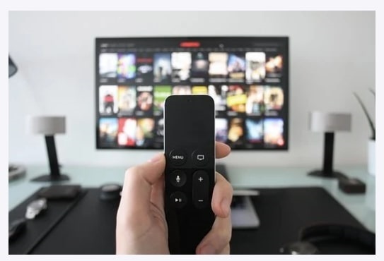 리모콘으로 TV 틀고 있는 손