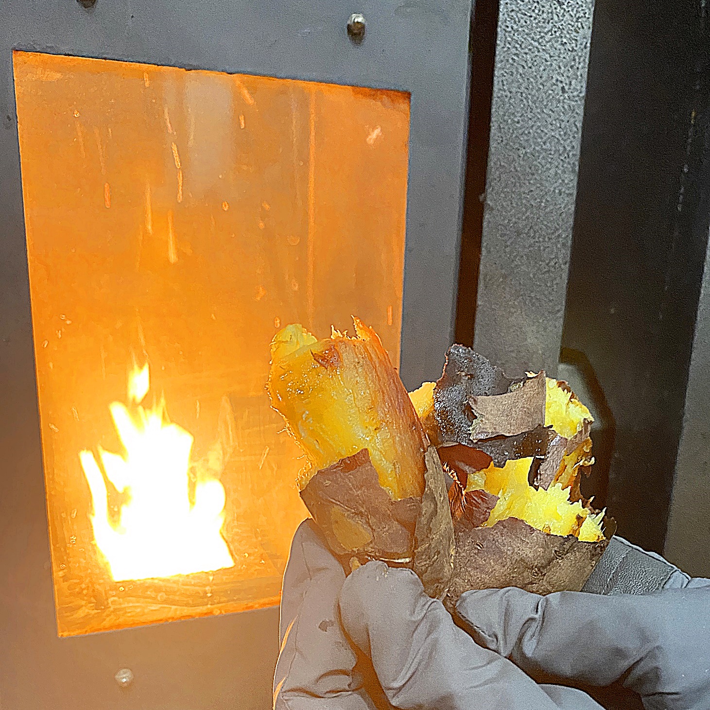 난로 불꽃 앞 군고구마