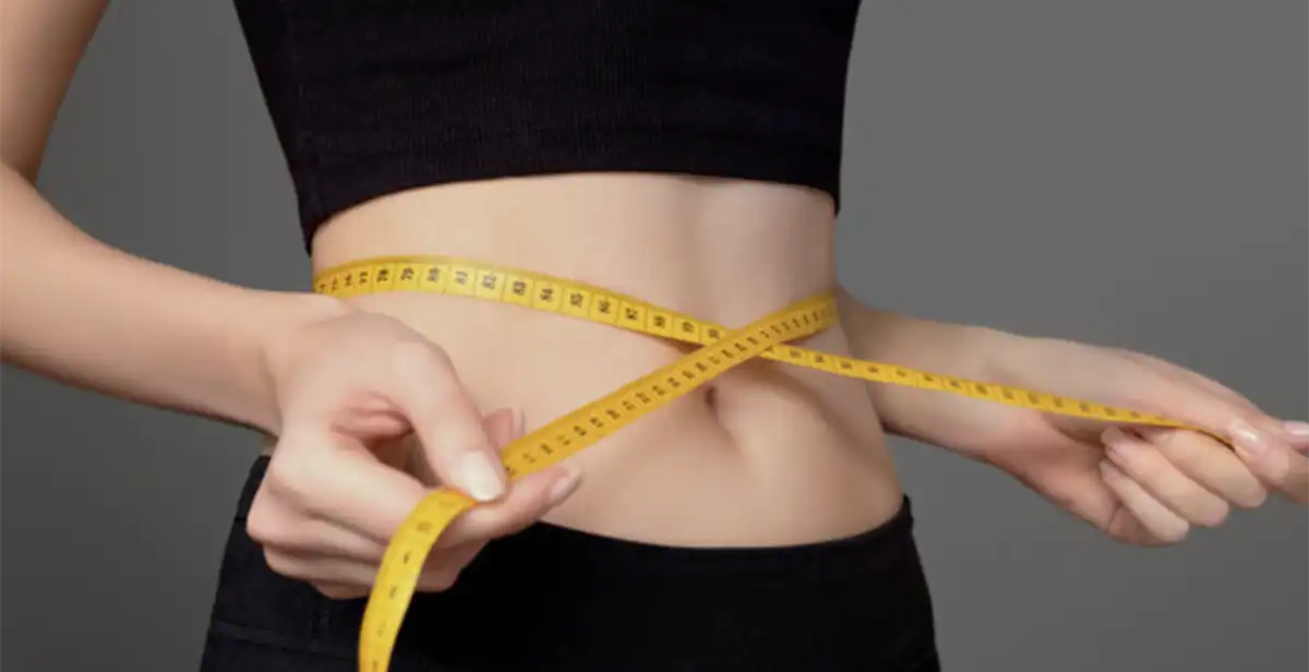 여자허리-줄자-배-검은색옷