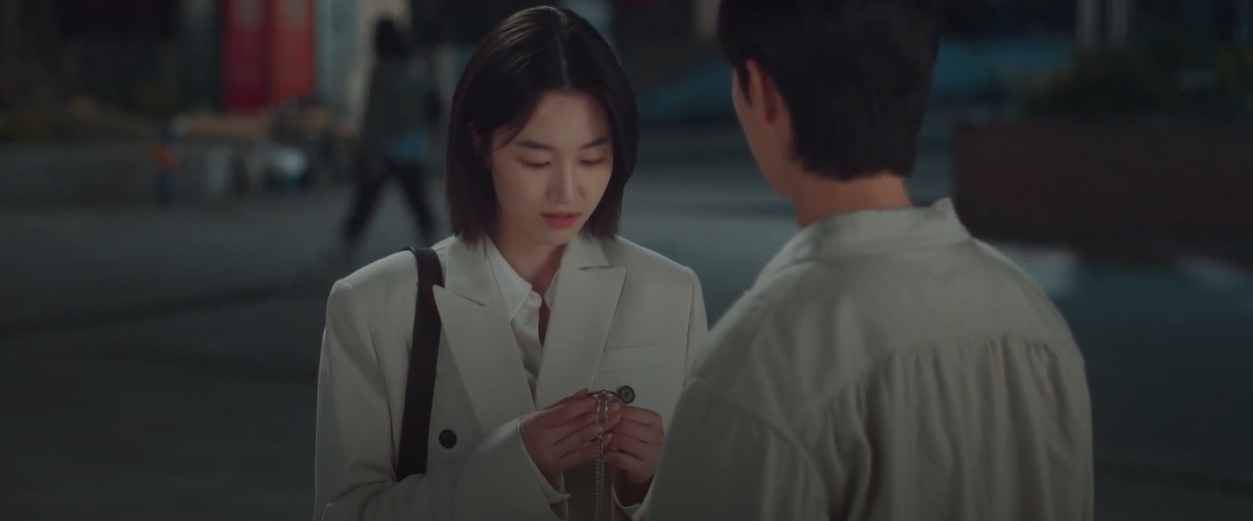 경도를 기다리며 9화 동전 목걸이 장면