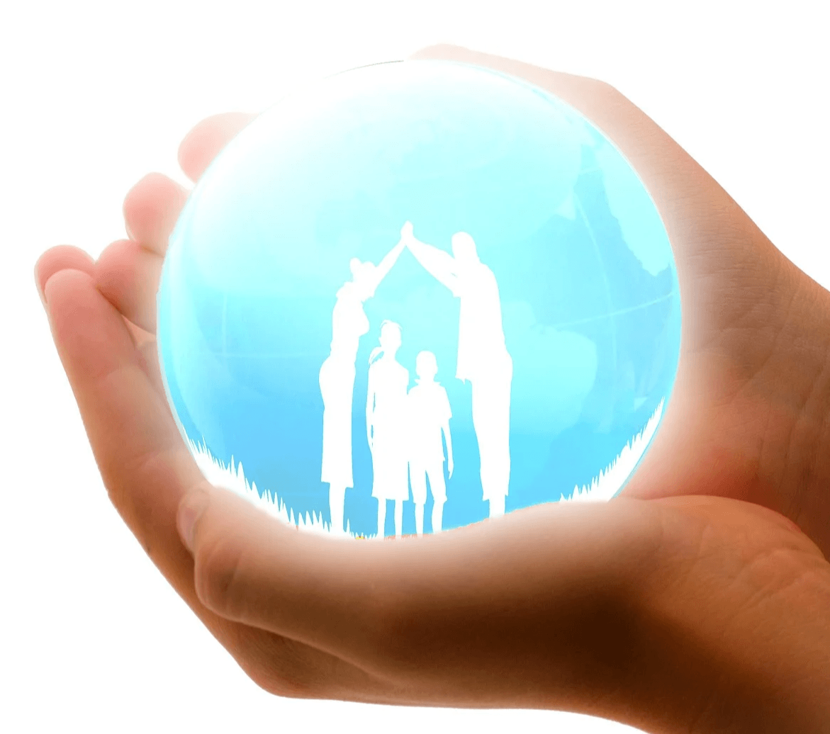 두 손 안에 둥그런 하늘색 공이 있고 그 안에는 하얀색으로 그려진 엄마, 아빠, 어린 아들, 딸 실루엣이 있다.
