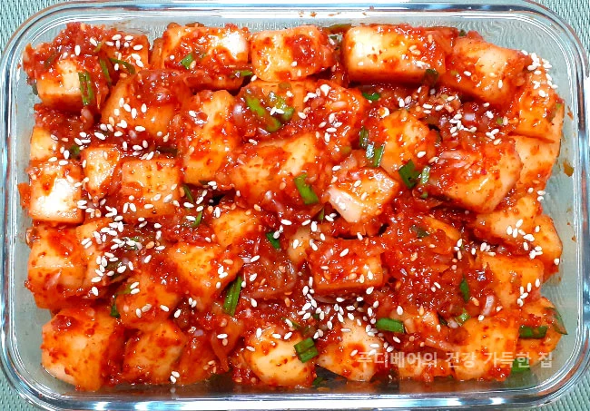 아삭함과-유익균-모두-살리는-면역-강화-깍두기를-완성후-유리밀폐용기에-담은-모습