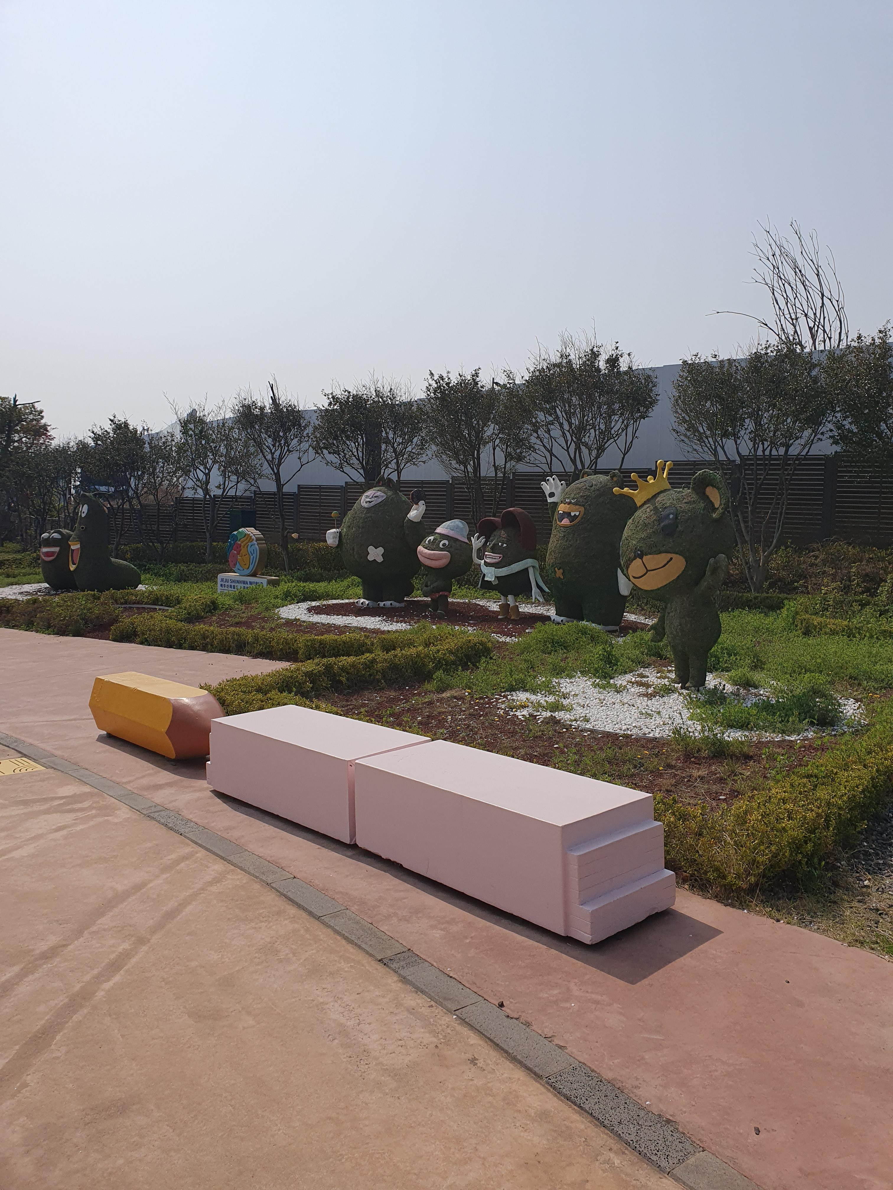 신화월드 테마파크 캐릭터 인형들