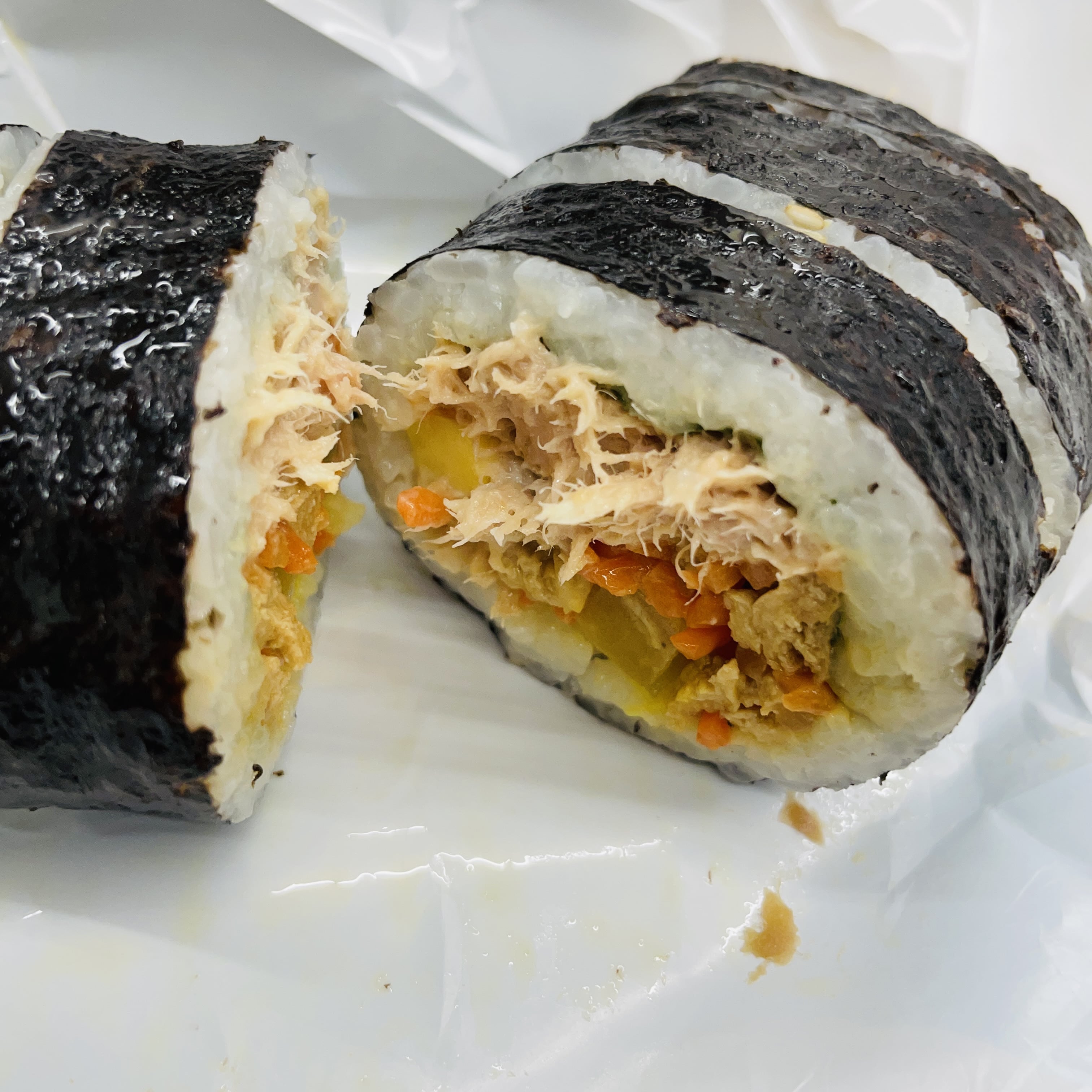 CU편의점 압도적 참치김밥 든든한 내용물