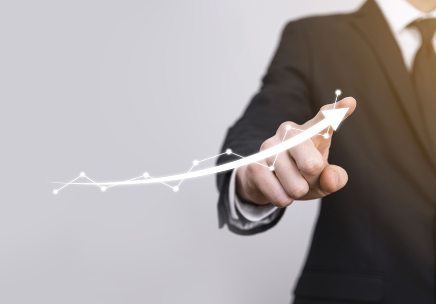 주식 차트를 가리키는 비즈니스맨 손가락과 상승 그래프