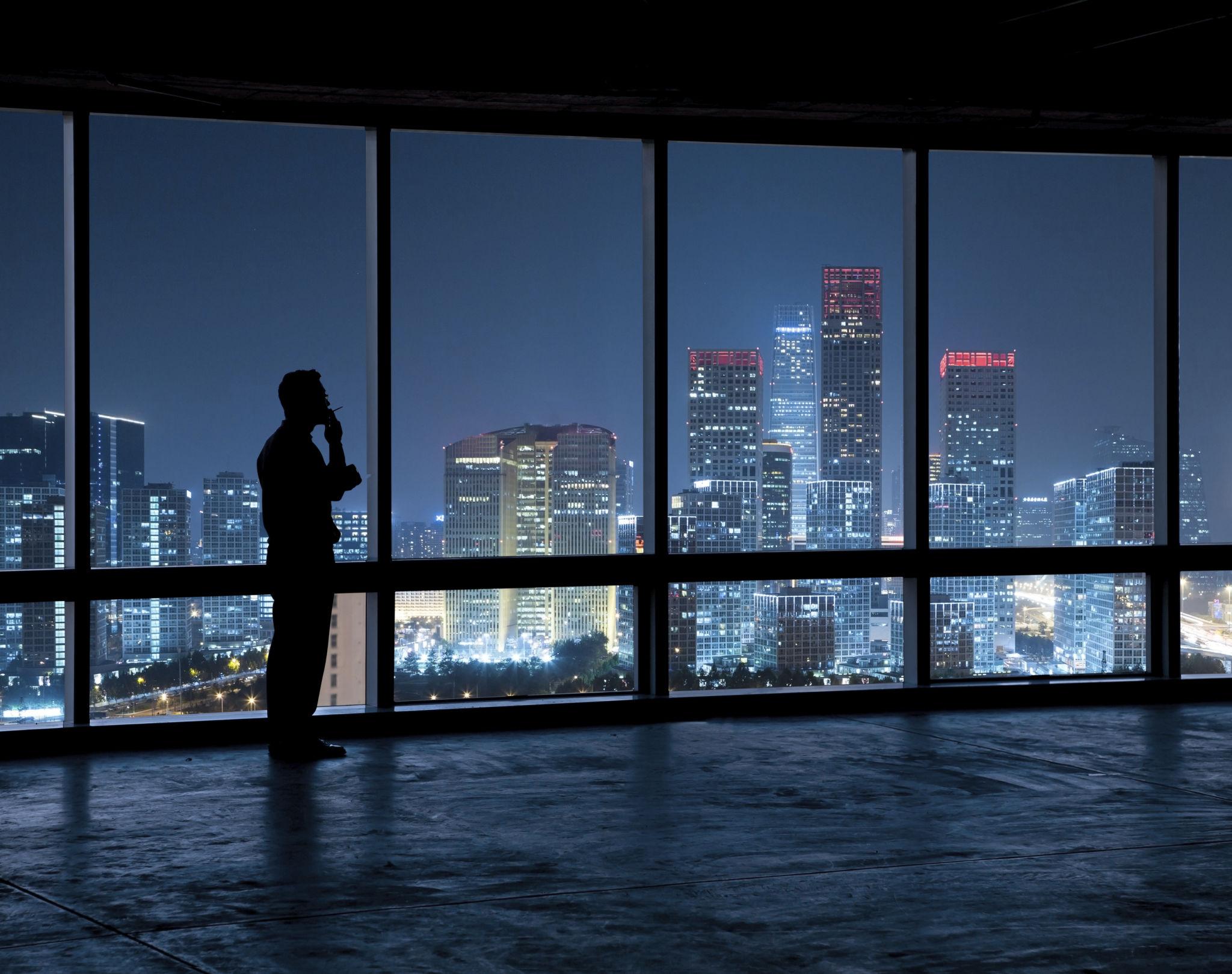 무너진 표정으로 창밖을 바라보는 사람