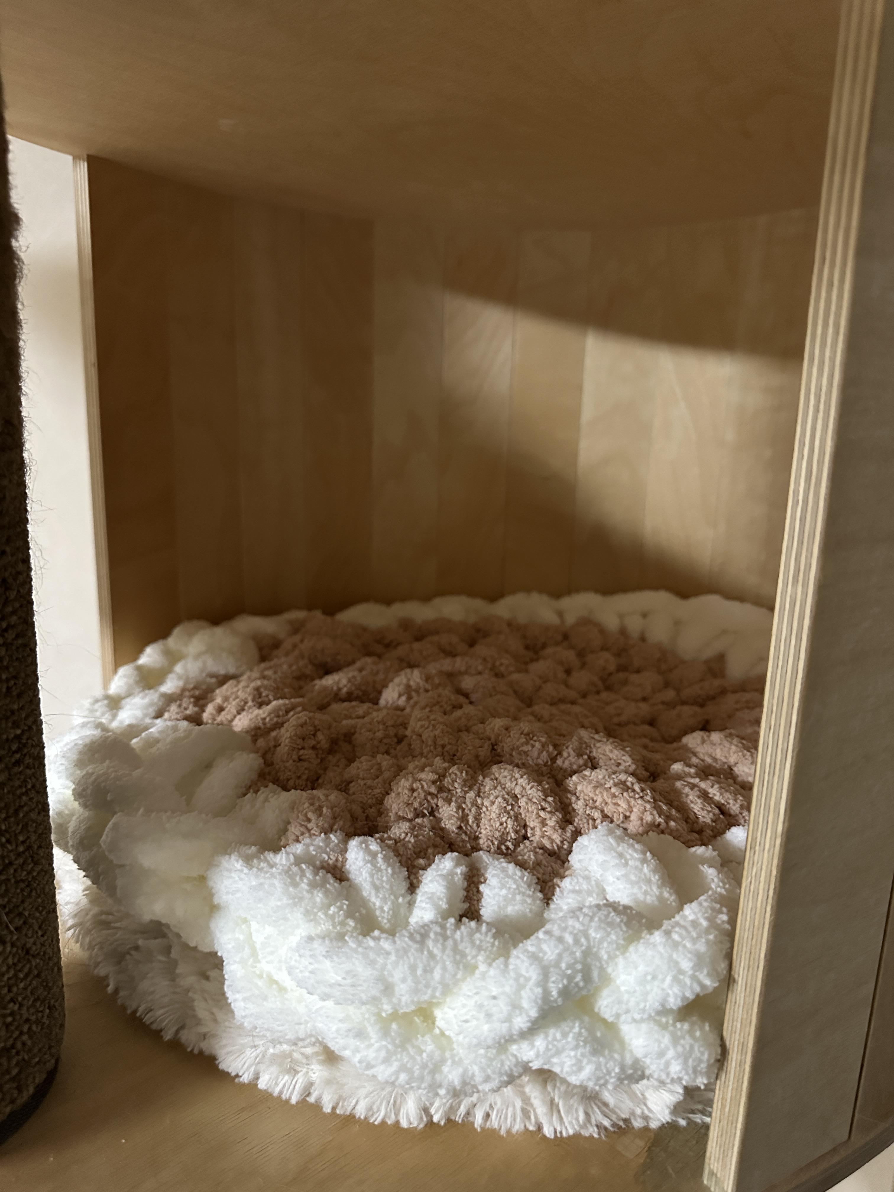 캣폴_하우스_안에_깔아둔_청키수면사_방석