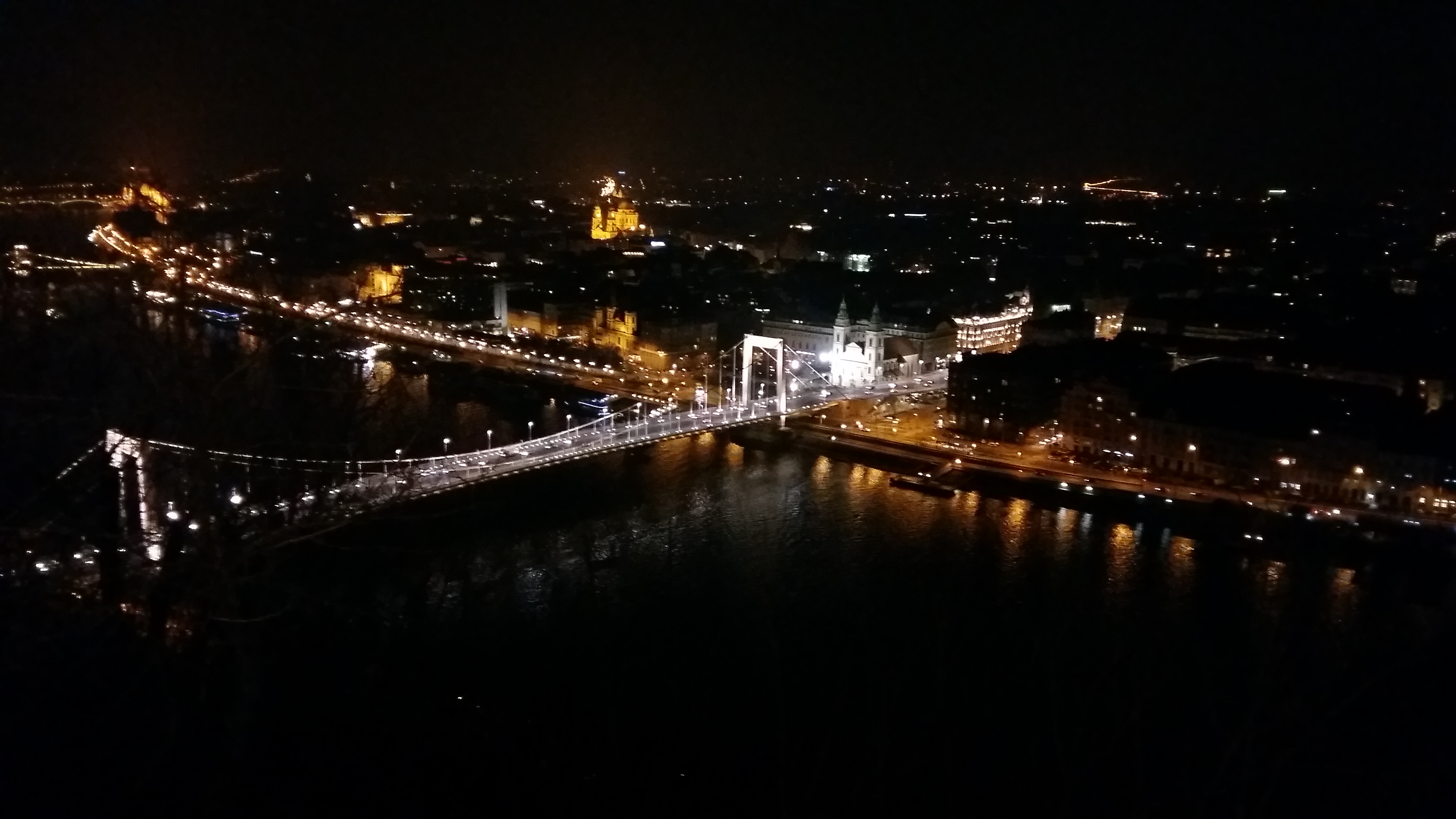 헝가리 부다페스트 치타델라에서 바라본 에르제베트 다리