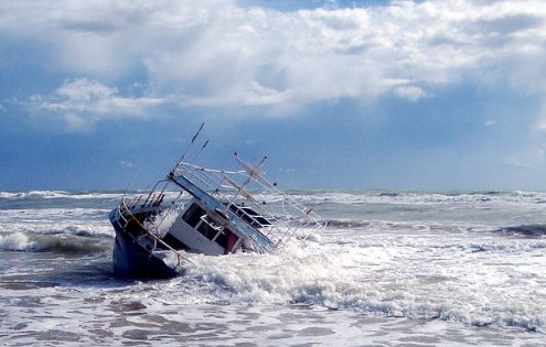 파도가 출렁이는 바다에서 배가 위태롭게 떠 있는 꿈을 나타낸 이미지입니다.