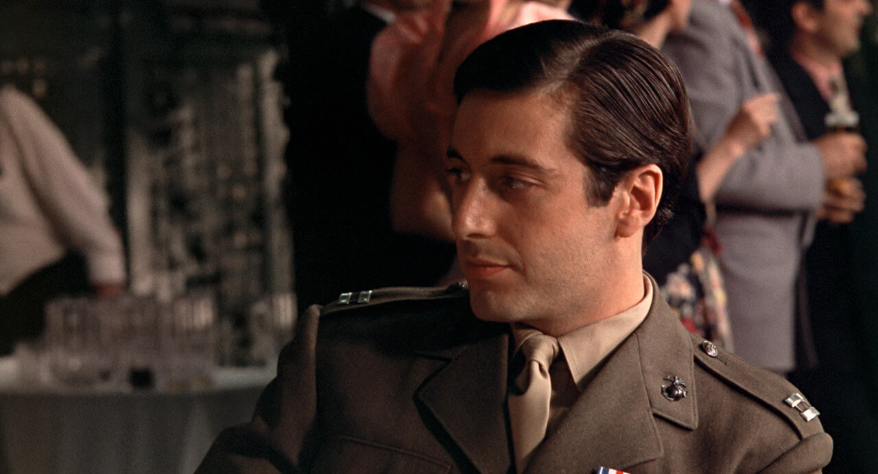 전쟁 영웅이자 비토의 아들인 마이클이 제복을 입고 있는 모습