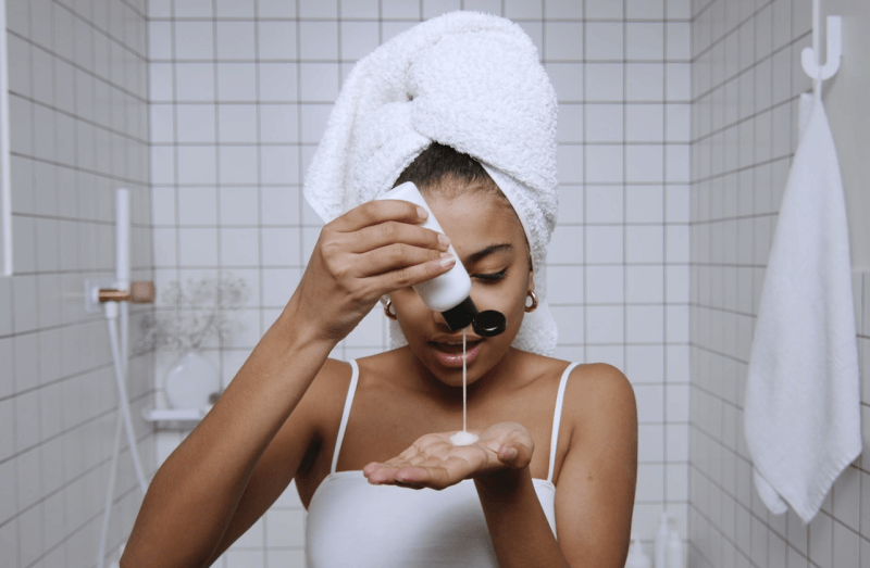 세안제-짜는-여자