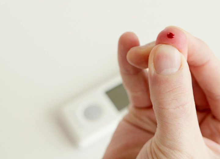 혈당-측정-하는-남성