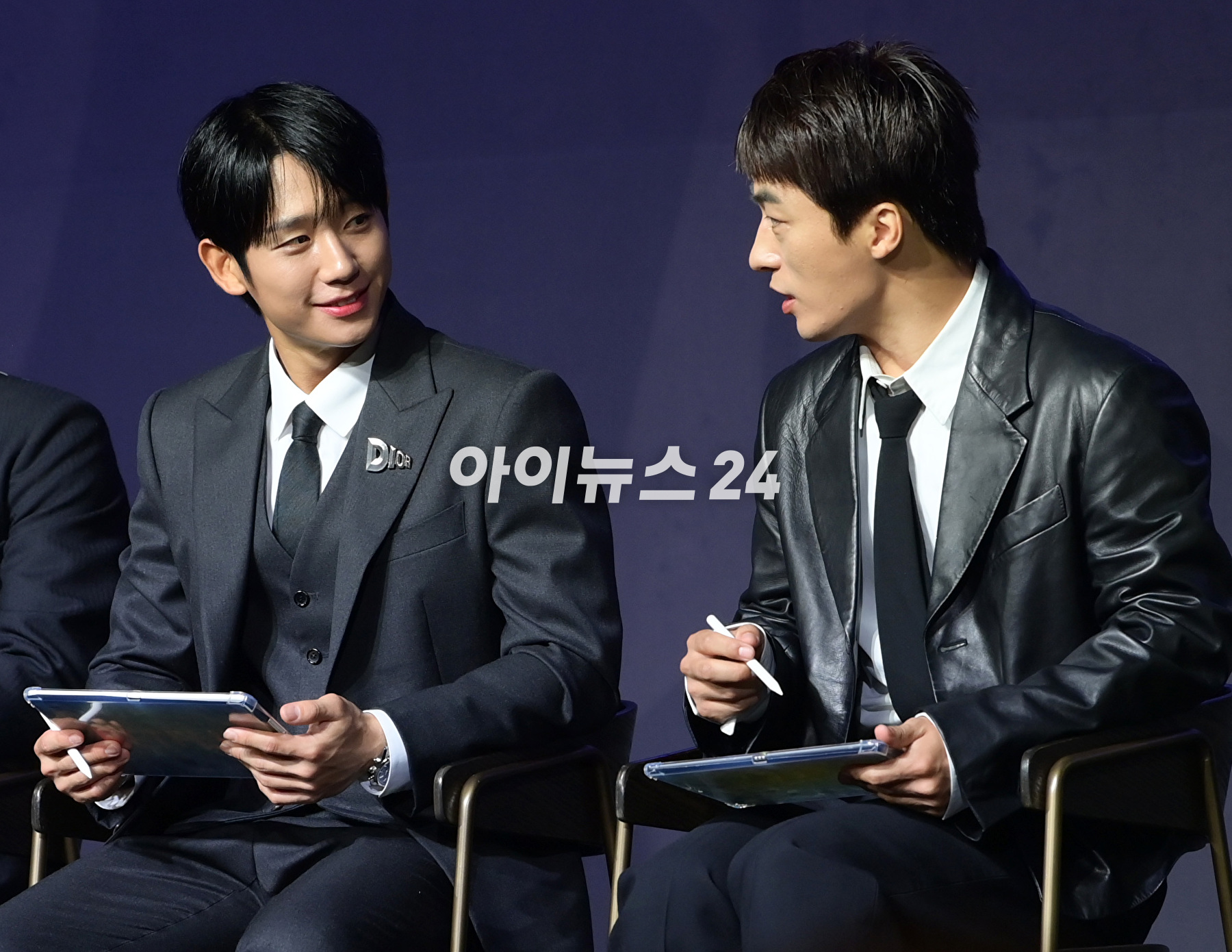 배우 정해인과 구교환이 18일 오전 서울 강남구 그랜드 인터컨티넨탈 서울 파르나스에서 열린 넷플릭스 시리즈 'D.P.(디피) 시즌2' 제작발표회에 참석하고 있다. [사진=정소희 기자]
배우 정해인과 구교환이 18일 오전 서울 강남구 그랜드 인터컨티넨탈 서울 파르나스에서 열린 넷플릭스 시리즈 'D.P.(디피) 시즌2' 제작발표회에 참석하고 있다. [사진=정소희 기자]