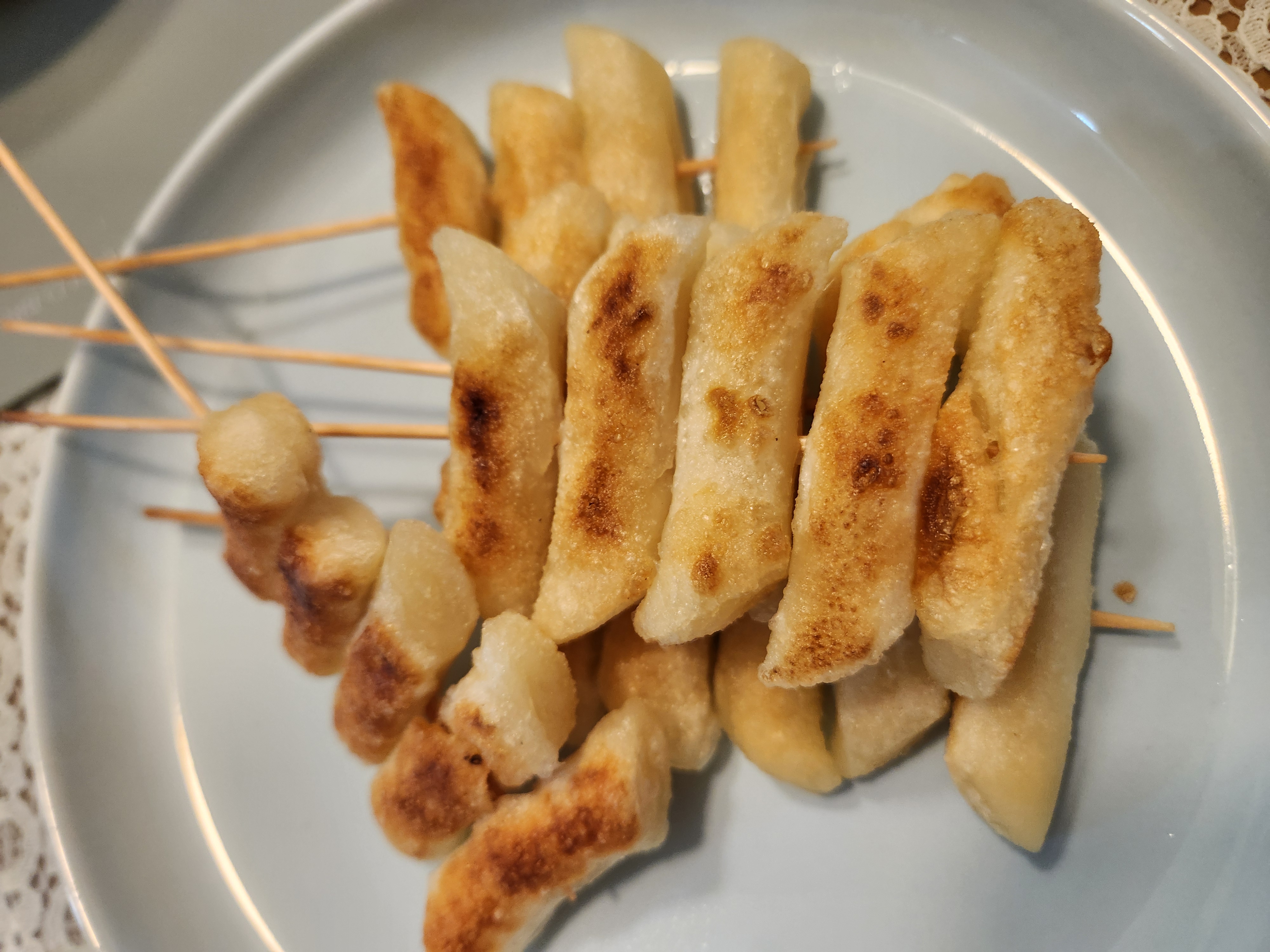 떡을 꼬치에 꽂아 구웠습니다.