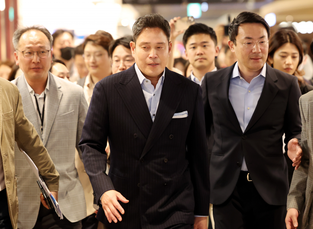 정용진 신세계 회장 승진 후 쏟아지는 비난... 10년간 이마트 주가 70% 하락...멸공 타령에 회사는 나락 정용진 신세계 회장 승진 후 쏟아지는 비난... 10년간 이마트 주가 70% 하락...멸공 타령에 회사는 나락
