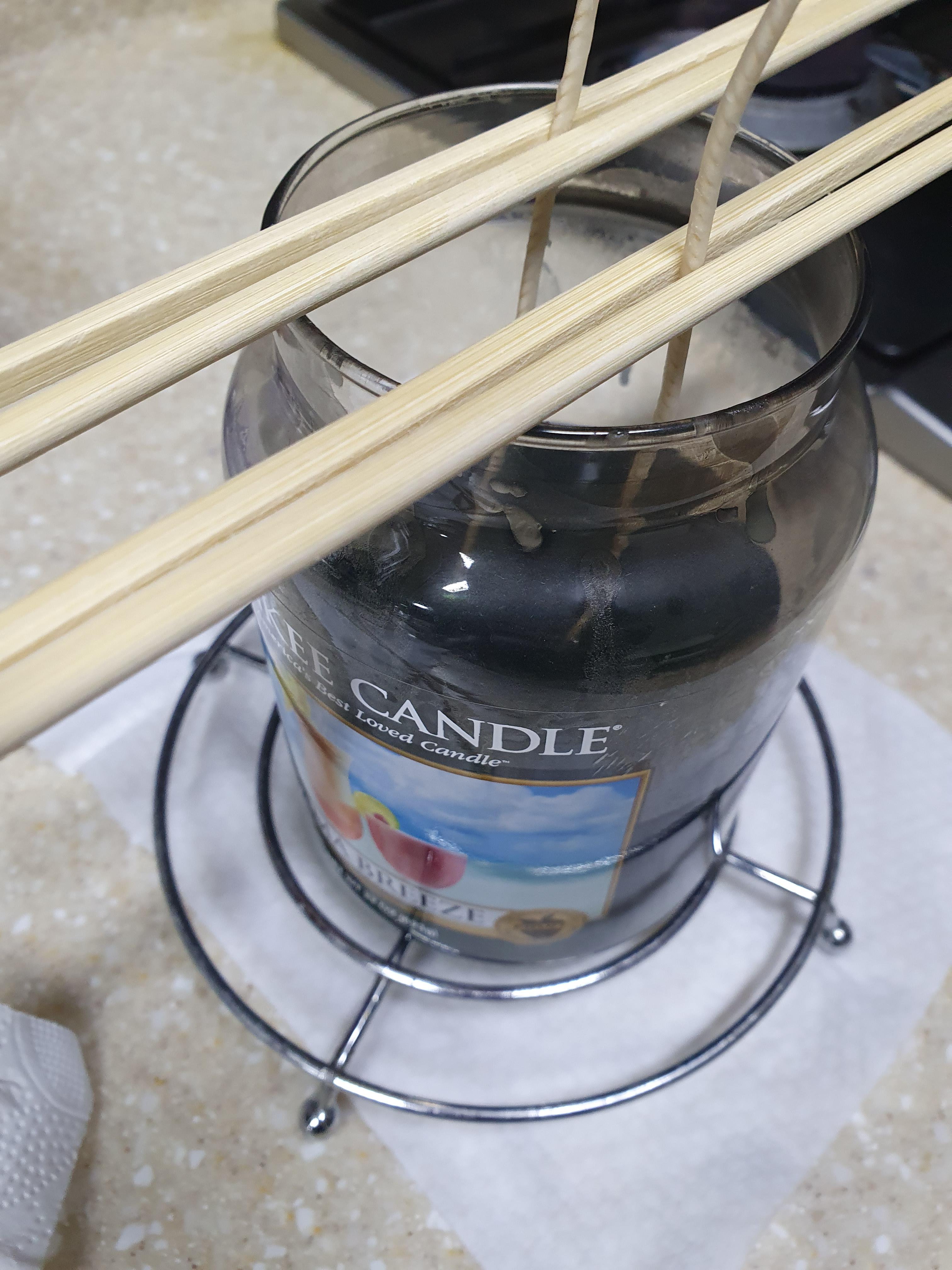 일반 나무 젓가락을 이용해서 초심지 위치를 고정!