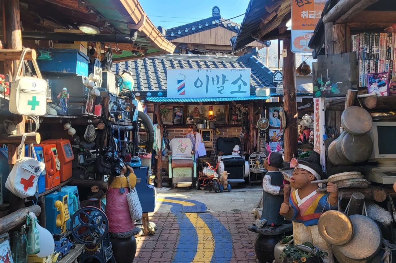 오늘N 2513회 커피 한잔할래요? 전북 남원 올드카와 5만여 점 골동품이 한옥 공간을 가득 채운 이색카페 옛사랑1962