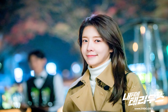 베이지색 코트와 흰 목폴라 차림의 고애린 역 정인선