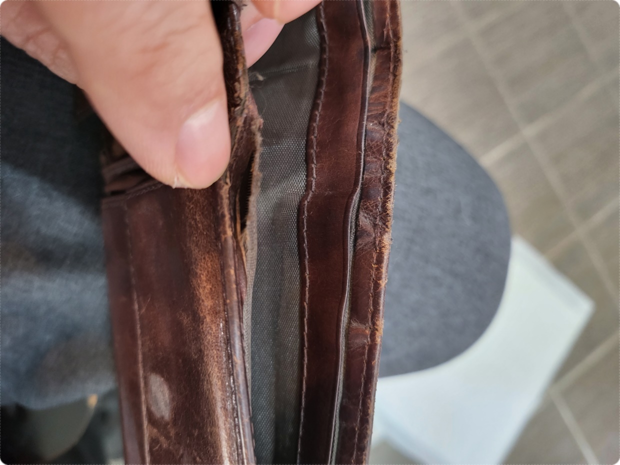 지폐 칸 입구