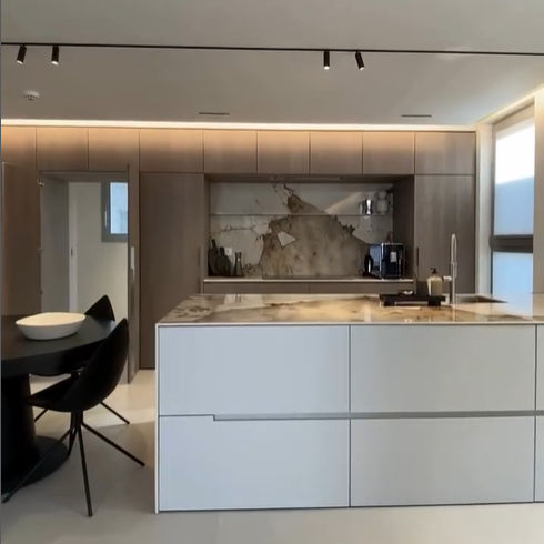 주방이 널어 여유롭게 움직임을 가질수 있고 편리한 주방 가전들이 셋팅되어 어머니들이 좋아 할수 밖에 없다.