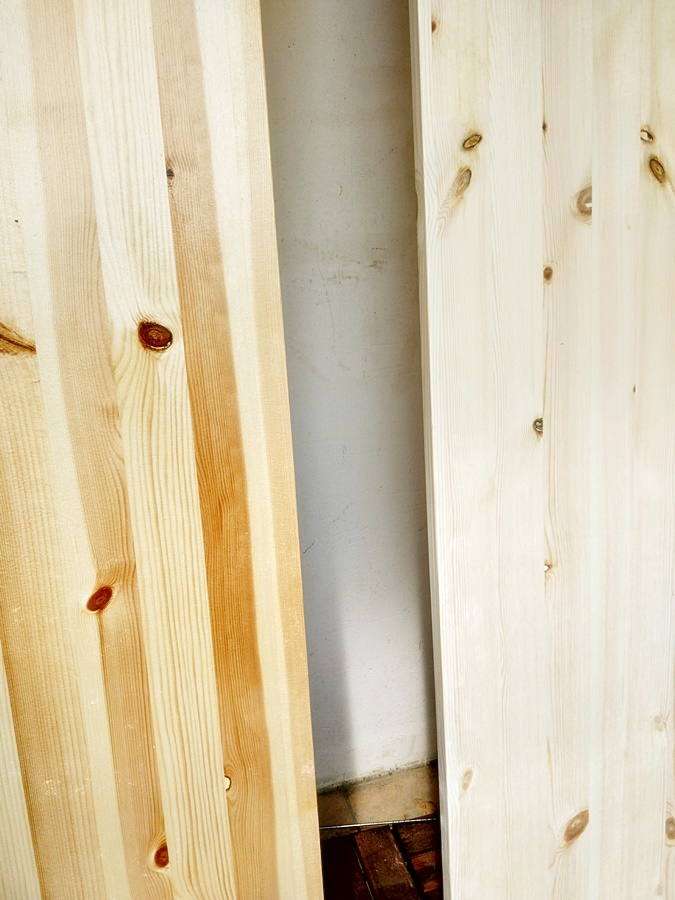 왼쪽이 니스마감 오른쪽이 마감이 없는 목재