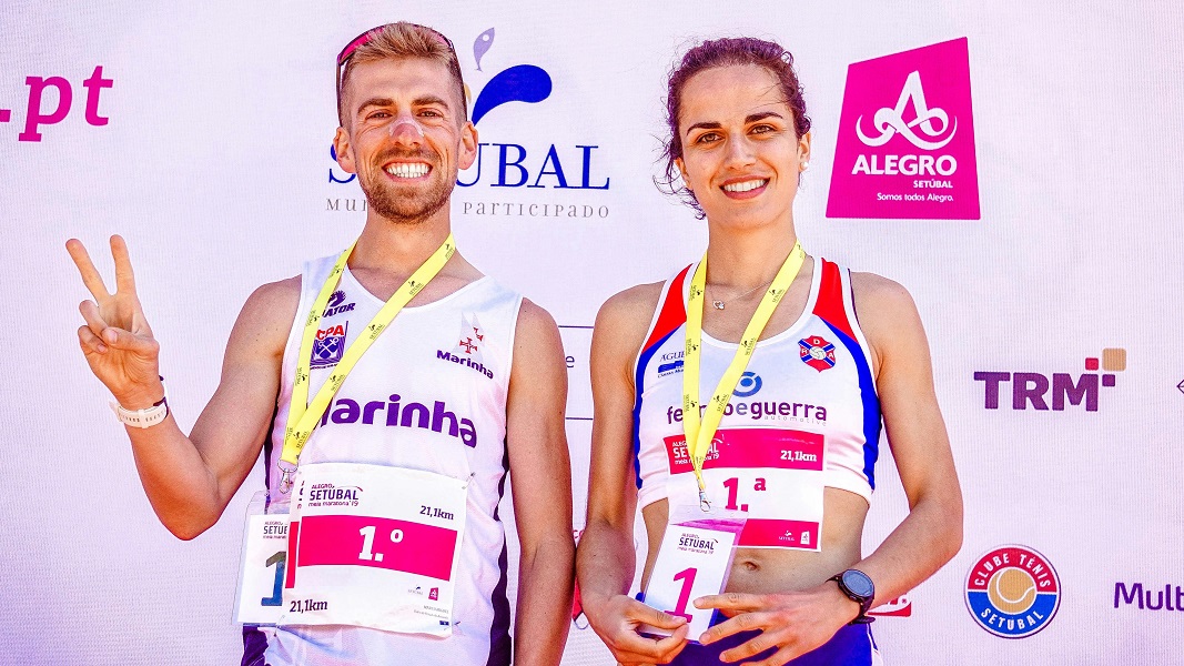 10KM 마라톤 완주를 한 남녀의 모습 사진