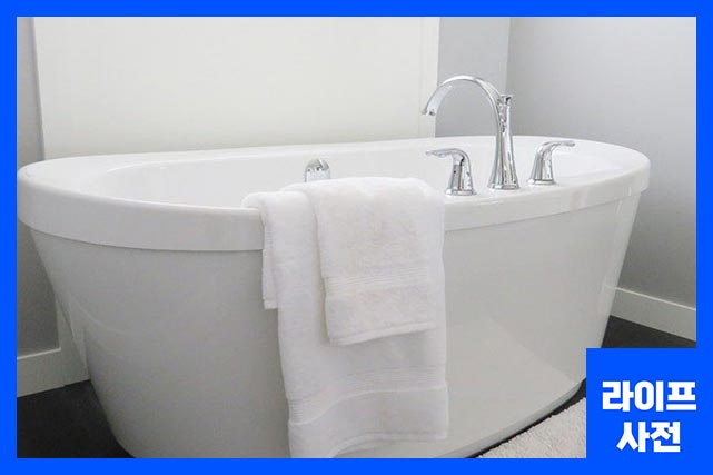 물에 에어컨 필터 담그기