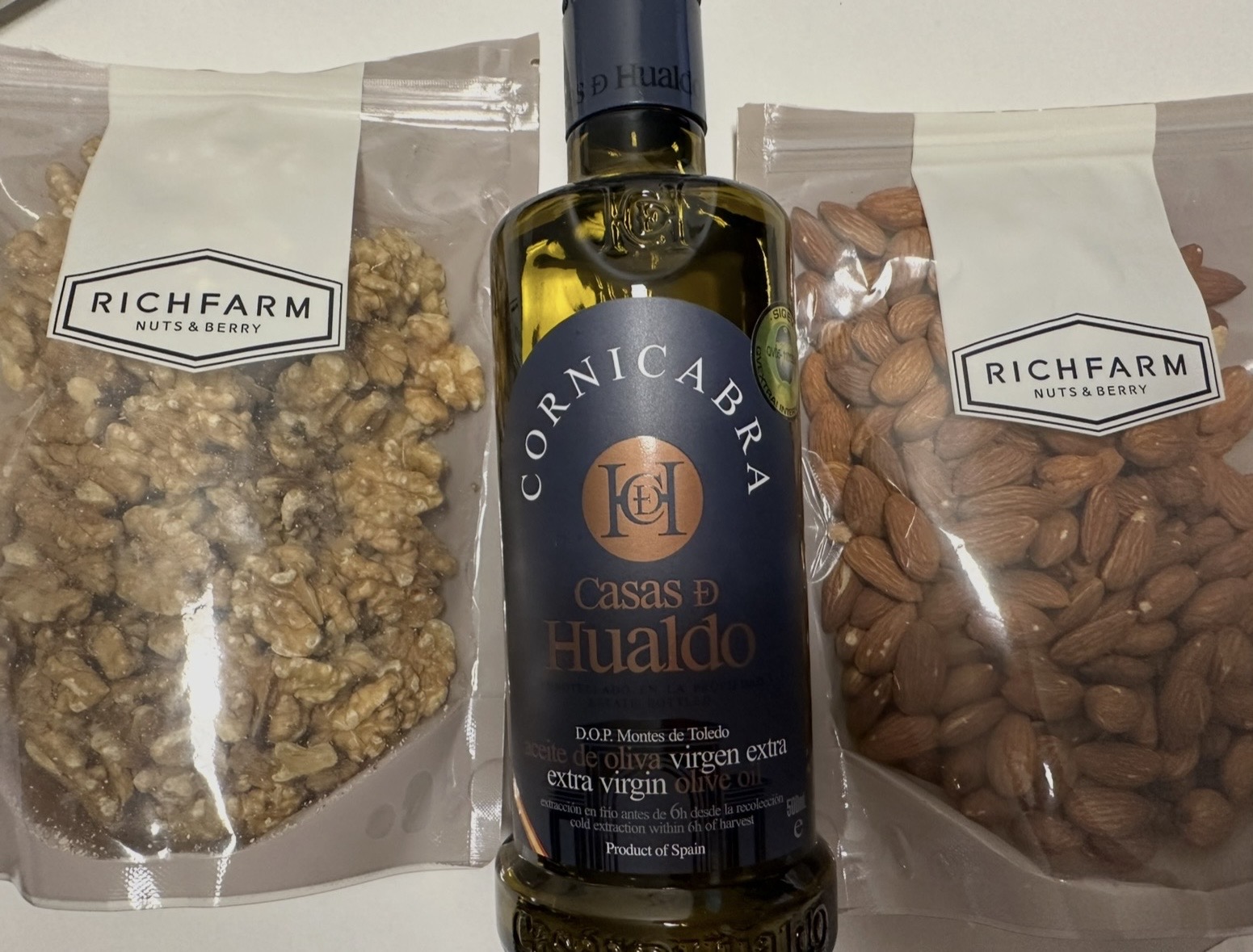 불포화지방이 풍부한 식품들: 견과류와 올리브유