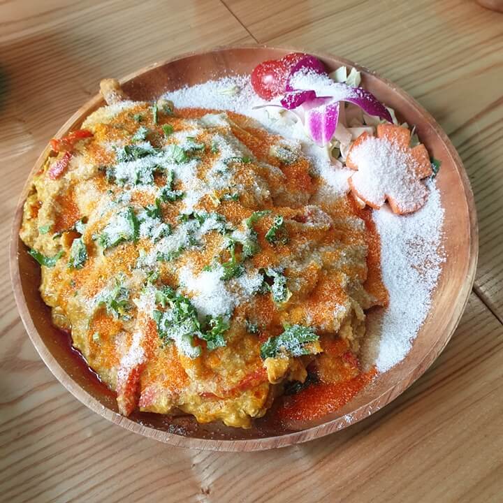 양재-피넘타이의-뿌팟퐁커리-위에-흰-코코넛가루가-뿌려져있다-커리-사이드에는-당근과-꽃이-장식되어있다-양은-2인이-먹기에-적당하다