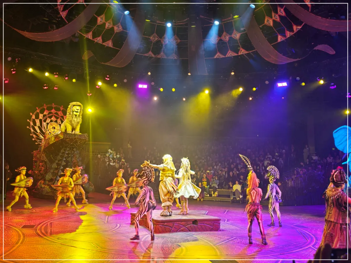 원형공연장-라이언킹-뮤지컬 배우들-화려한 조명
