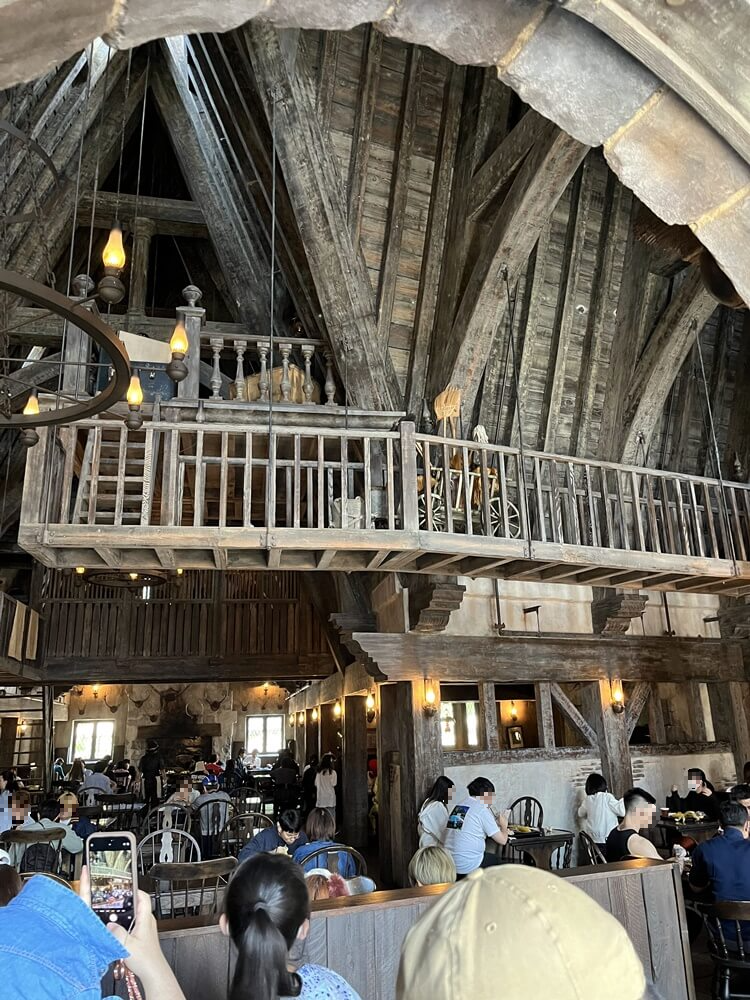 입구쪽 줄사는 근처의 자리