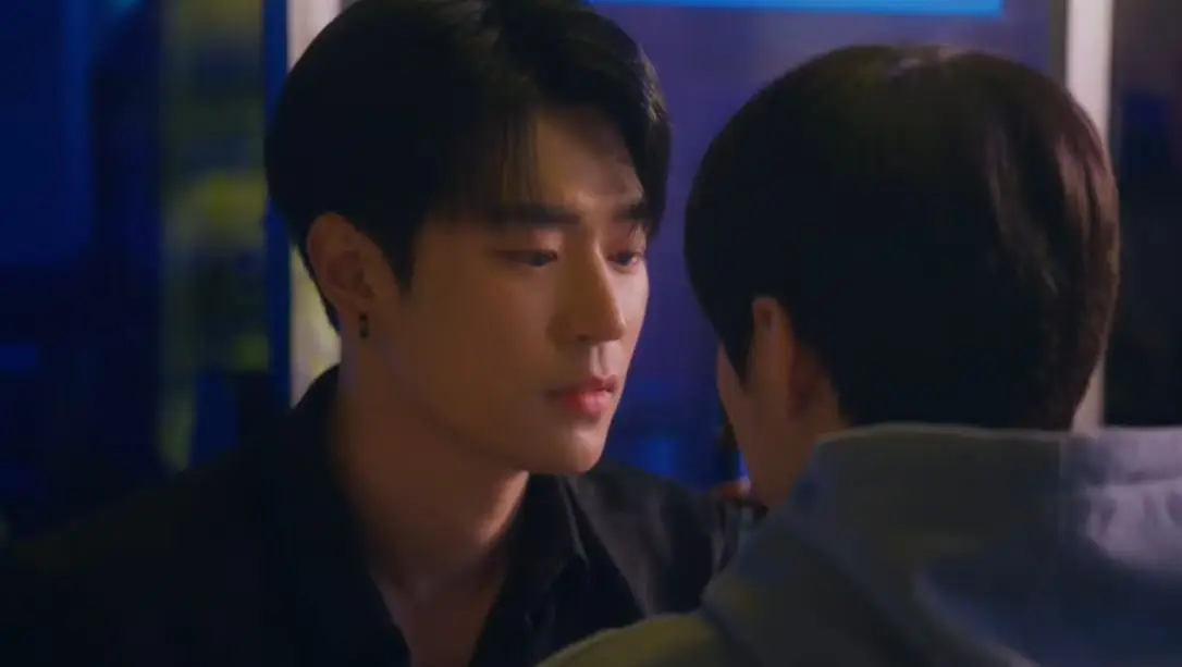 시맨틱에러-상우-쳐다보는-재영